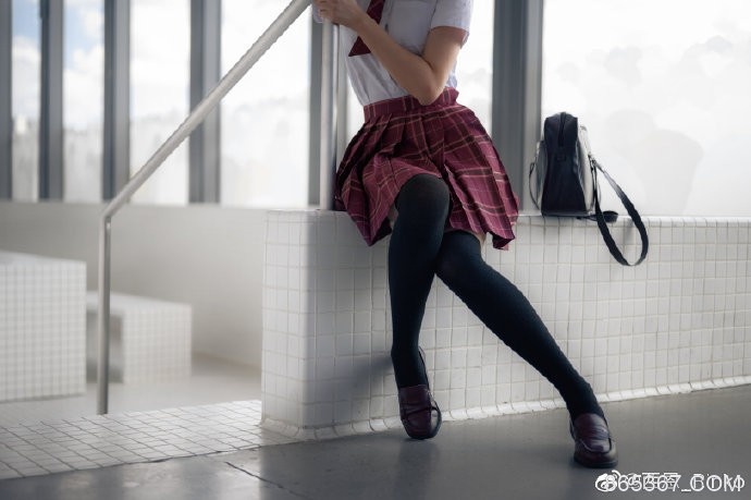 清纯短发美少女 学生服搭配黑色丝袜充满青春气息