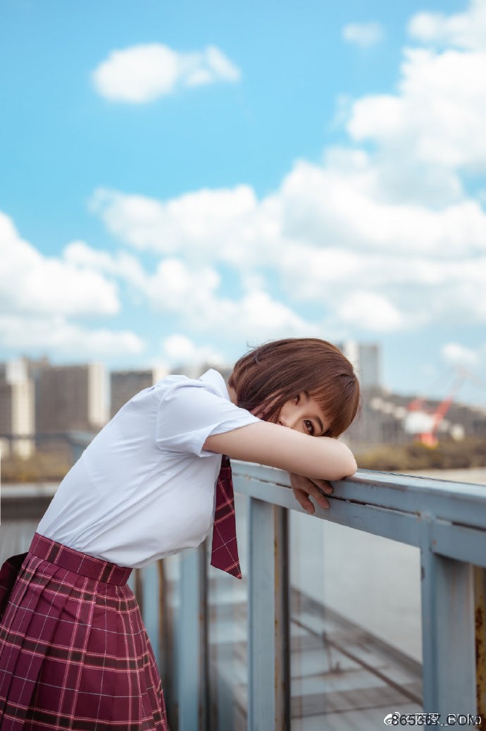 清纯短发美少女 学生服搭配黑色丝袜充满青春气息