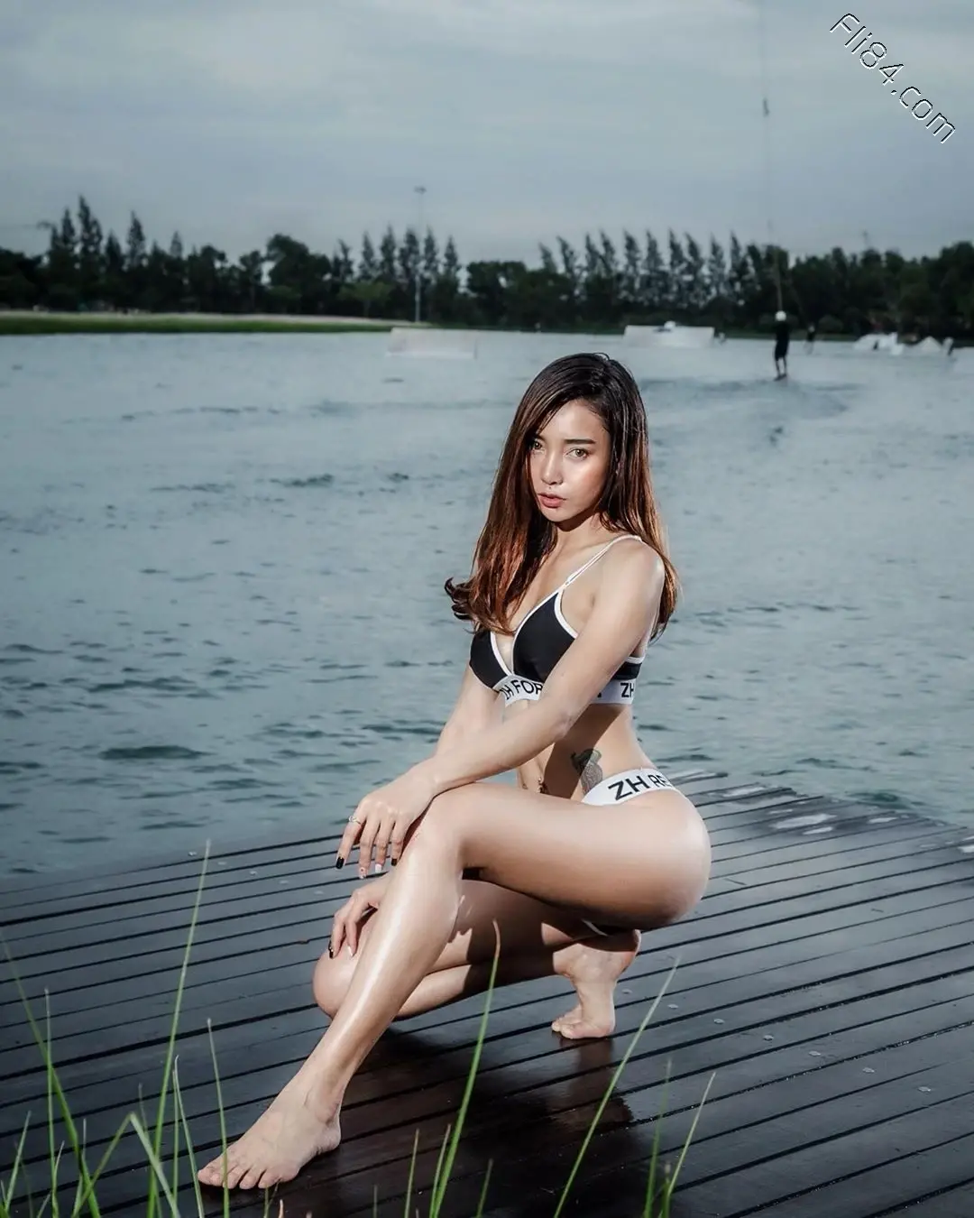 泰国健身妹子“mossssomi”，浑圆蜜桃臀和清晰马甲线实在太养眼！