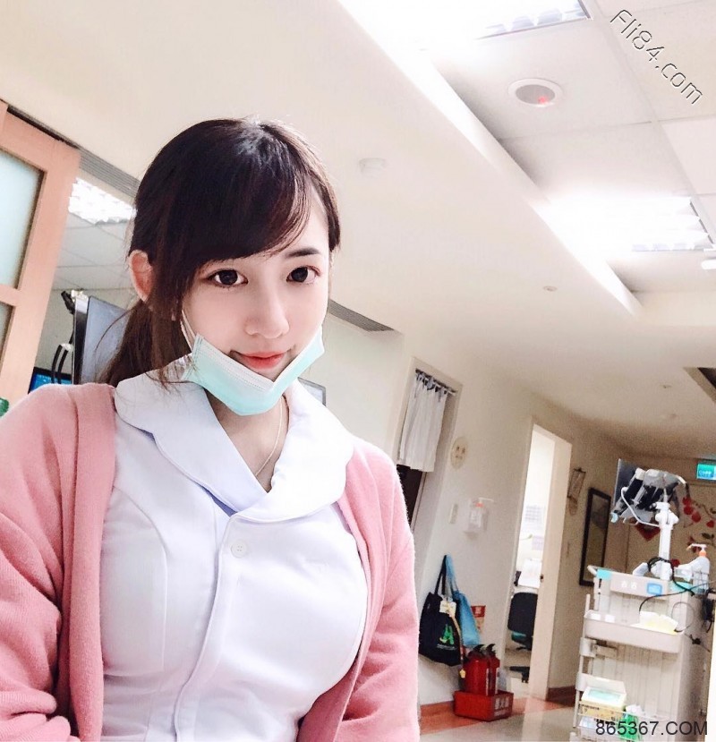 大眼性感护理师Elle怡葶，制服底下隐藏着饱满美乳。