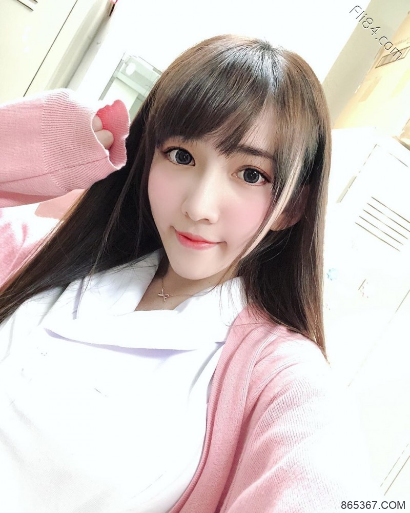 大眼性感护理师Elle怡葶，制服底下隐藏着饱满美乳。