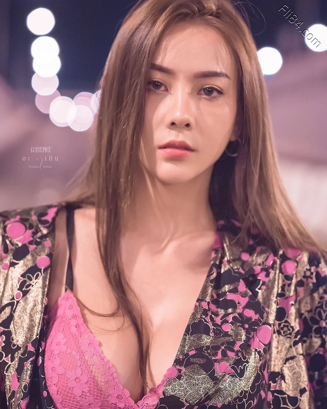 泰国巨乳女神“Soraya”水滴形美乳外露，真想上去扶一把！