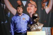 想成为职业德州扑克玩家？辞掉工作就是了！-博狗扑克 蜗牛扑克 德州扑克跟我学