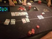 火力十足的爆冷门头奖牌局：四条vs四条vs同花顺-博狗扑克 蜗牛扑克 德州扑克跟我学