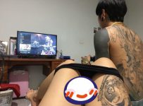 长腿女友脱内裤勾引男友 刺青哥狂打游戏直接无视-博狗扑克 蜗牛扑克 德州扑克跟我学