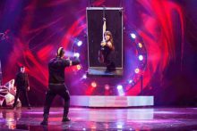 国际飞刀秀上演“疯狂心跳夜”  谢娜吓到捂眼!-博狗扑克 蜗牛扑克 德州扑克跟我学