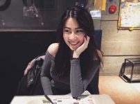 居酒屋正妹超隐乳 超胸美乳撑爆白T恤-博狗扑克 蜗牛扑克 德州扑克跟我学