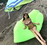 大波妹穿比基尼冲浪 弯腰露沟令人魂不守舍-博狗扑克 蜗牛扑克 德州扑克跟我学