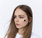 俄罗斯辣妹像真人版洋娃娃 诱人凸点照令人视线无法移开-博狗扑克 蜗牛扑克 德州扑克跟我学