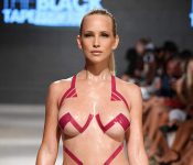 胶带比基尼新潮又时尚 迈阿密泳装周模特上演性感胶带极致诱惑-博狗扑克 蜗牛扑克 德州扑克跟我学