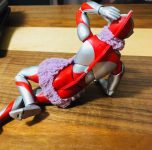 DIY迷你版露背高领毛衣 给超人力霸王模型穿露性感臀部-博狗扑克 蜗牛扑克 德州扑克跟我学