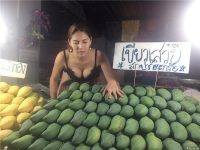 泰国芒果摊超辣女老板浑圆半球让男客不忍杀价 全裸切凤梨只因天气太热了爆红！-博狗扑克 蜗牛扑克 德州扑克跟我学