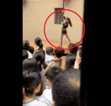 离谱幼稚园开学典礼竟公然表演钢管舞 性感舞者在幼儿面前搔首弄姿-博狗扑克 蜗牛扑克 德州扑克跟我学