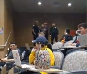 美国大学生上课翘脚惹怒教授 大发雷霆后报警请警察带走学生-博狗扑克 蜗牛扑克 德州扑克跟我学