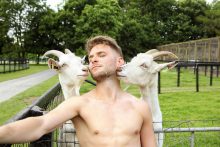 爱尔兰性感农夫月历 型男半裸种田令人赏心悦目-博狗扑克 蜗牛扑克 德州扑克跟我学