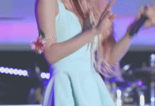 博狗扑克：OH MY GIRL (오마이걸)金发蓝色连衣裙热舞GIF动图-博狗扑克 蜗牛扑克 德州扑克跟我学