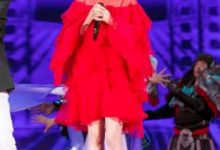 宋茜蛋糕裙登五四晚会 演唱《热血燃》化身小火苗-博狗扑克 蜗牛扑克 德州扑克跟我学