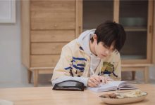 易烊千玺葫芦丝表演屡屡翻车,现场爆笑不断,何炅救场幽默十足-博狗扑克 蜗牛扑克 德州扑克跟我学