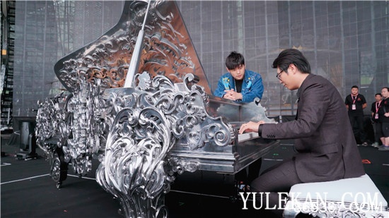 《周游记》邀来国际钢琴巨星郎朗 音乐跨界交流展露文艺气息