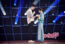 王凯给毛晓彤整理围巾 《跨界歌王》边唱边撒糖-博狗扑克 蜗牛扑克 德州扑克跟我学