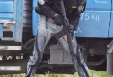 张翰弓身隐蔽神情警惕，姿势专业帅气满分（图）-博狗扑克 蜗牛扑克 德州扑克跟我学