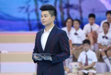 《王牌对王牌》中最会秀恩爱的人原来是他，妻子为他递话筒-博狗扑克 蜗牛扑克 德州扑克跟我学