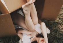 [网络美女]「空灵正妹」白嫩美躲纸箱，「伸玉腿」销魂-博狗扑克 蜗牛扑克 德州扑克跟我学