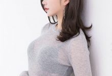 [人物]正妹低头照「现形了」，白色深V装「好傲人」！-博狗扑克 蜗牛扑克 德州扑克跟我学