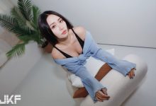 氣質正妹OL「Misty」包臀窄裙好撩人!撩衣露「香肩美乳」太犯規-博狗扑克 蜗牛扑克 德州扑克跟我学