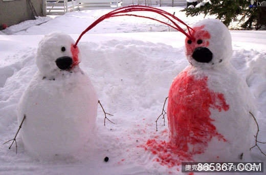 『驚悚雪人』在路上看到這樣的雪人還是快跑吧(?!)