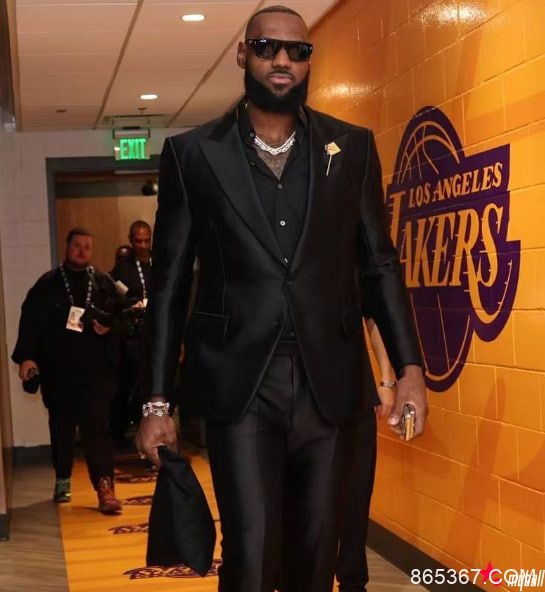 迈博体育:NBA一周穿搭,詹姆斯加冕行头大佬范