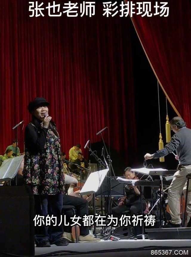 春晚歌唱家张也患支气管炎，坚持登台表演太敬业，不穿旗袍变化大