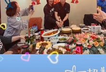 52岁高峰庆生晒全家福,紧搂老婆秀恩爱,怀抱小男孩似那英儿子-博狗扑克 蜗牛扑克 德州扑克跟我学