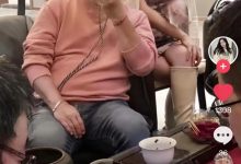 曾志伟和富婆美女私下聚会,半躺着笑得肉颤,女方坐角落模样拘谨-博狗扑克 蜗牛扑克 德州扑克跟我学