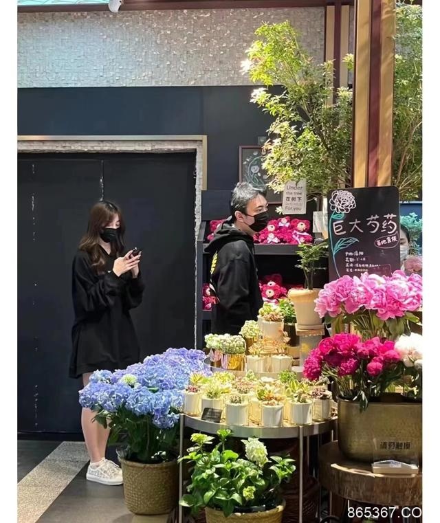 王思聪又换女友！深夜穿情侣装送花太浪漫，女方似圈内小花引猜测