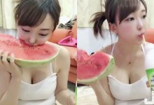看正妹吃94爽!背心正妹「爆乳啃西瓜」,羞羞臉「豪邁吸吮聲」讓人好分心!-博狗扑克 蜗牛扑克 德州扑克跟我学