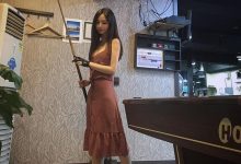好想爬「聖母峰」!撞球館長腿妹胸前雄偉的「大女乃女乃」讓人想攻頂啊!-博狗扑克 蜗牛扑克 德州扑克跟我学