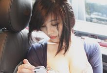 視覺衝擊的巨乳！正妹朴賢書在車上低胸玩手機，車邊開邊晃，司機根本無法開車呀…-博狗扑克 蜗牛扑克 德州扑克跟我学