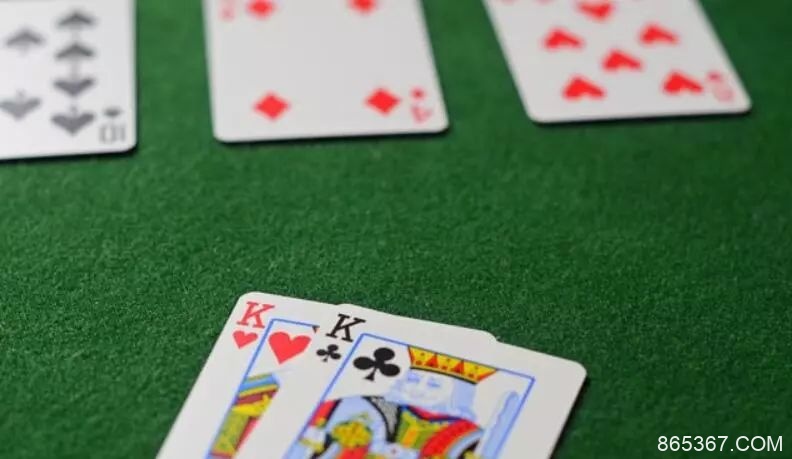 【EV扑克】教学：当对手买暗三条时，怎样才能尽量减小波动