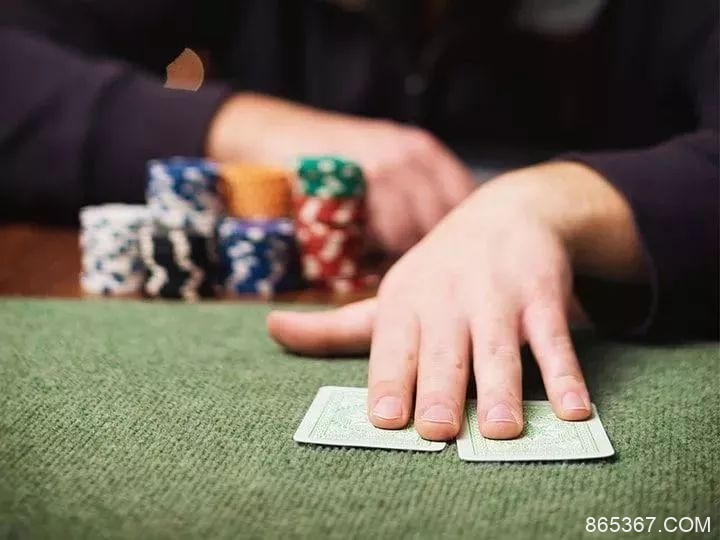 【EV扑克】牌局分析：同花AK，翻前有人加注有人跟，怎么打？