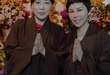 吕良伟富豪老婆穿僧袍现身寺庙，双手合十显虔诚，儿子敦厚比爸壮-博狗扑克 蜗牛扑克 德州扑克跟我学