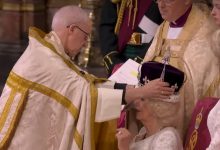 卡米拉加冕好尴尬，场外遭民众抵制，哈里拒唱国歌做出大不敬举动-博狗扑克 蜗牛扑克 德州扑克跟我学