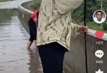 51岁演员现身县城通下水道，赤脚踩污水中太卖力，被偶遇很接地气-博狗扑克 蜗牛扑克 德州扑克跟我学