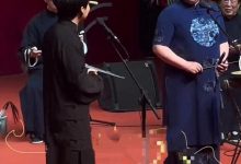 郭德纲老婆演出，染绿头发容貌大变，郭麒麟忙叫妈弯腰递水显谦卑-博狗扑克 蜗牛扑克 德州扑克跟我学