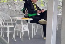 雷佳音穿拖鞋参加孩子校庆，学费一学期七万七，不忘帮老婆背包-博狗扑克 蜗牛扑克 德州扑克跟我学