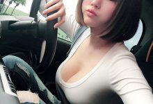 忍不住想攔車!巨乳正妹Miko開車「大露北半球」跟安全氣囊一樣有彈性啊!-博狗扑克 蜗牛扑克 德州扑克跟我学