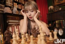 高顏值美乳正妹「王王」陪你下棋,「誘惑緊身裝」曲線太勾人!-博狗扑克 蜗牛扑克 德州扑克跟我学