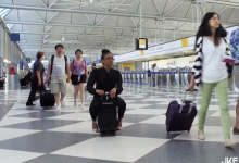 想買!騎「行李箱」趕登機 免狂奔啦-博狗扑克 蜗牛扑克 德州扑克跟我学