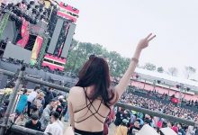 背面無敵，正面兇猛！音樂祭現場捕獲「穿衣尺度超兇猛」正妹，雙球乳量真的好滿啊！-博狗扑克 蜗牛扑克 德州扑克跟我学