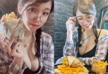 真是可口！「米亞Mia」餐前「擠弄軟嫩雙球」，深美事業線讓男粉眼福超飽！-博狗扑克 蜗牛扑克 德州扑克跟我学